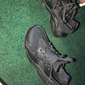 Nike huaraches.. size 6.. only worn once!